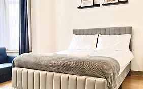 Entire 3 Bedroom Home With Garden In London